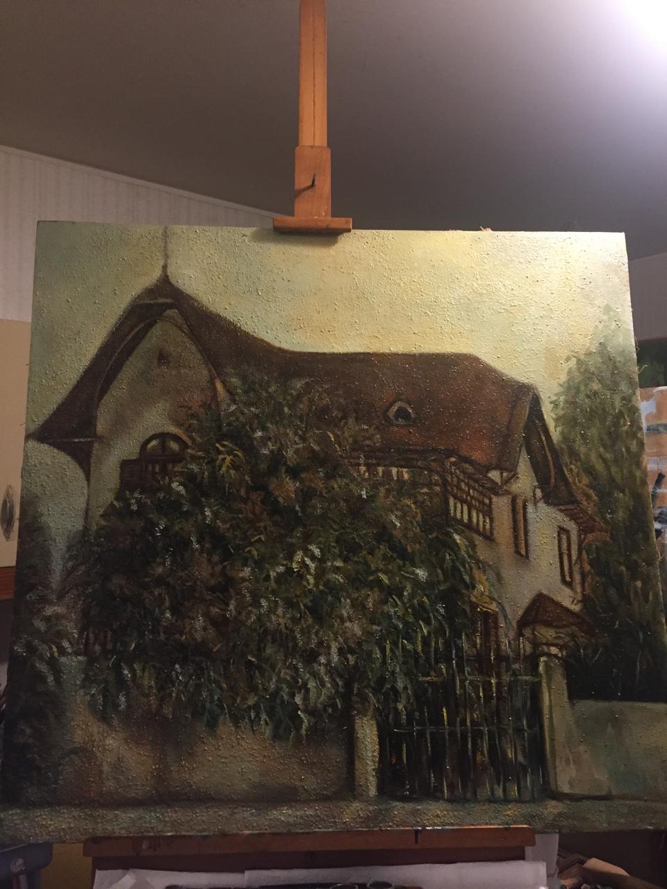 Casa blanca con árboles